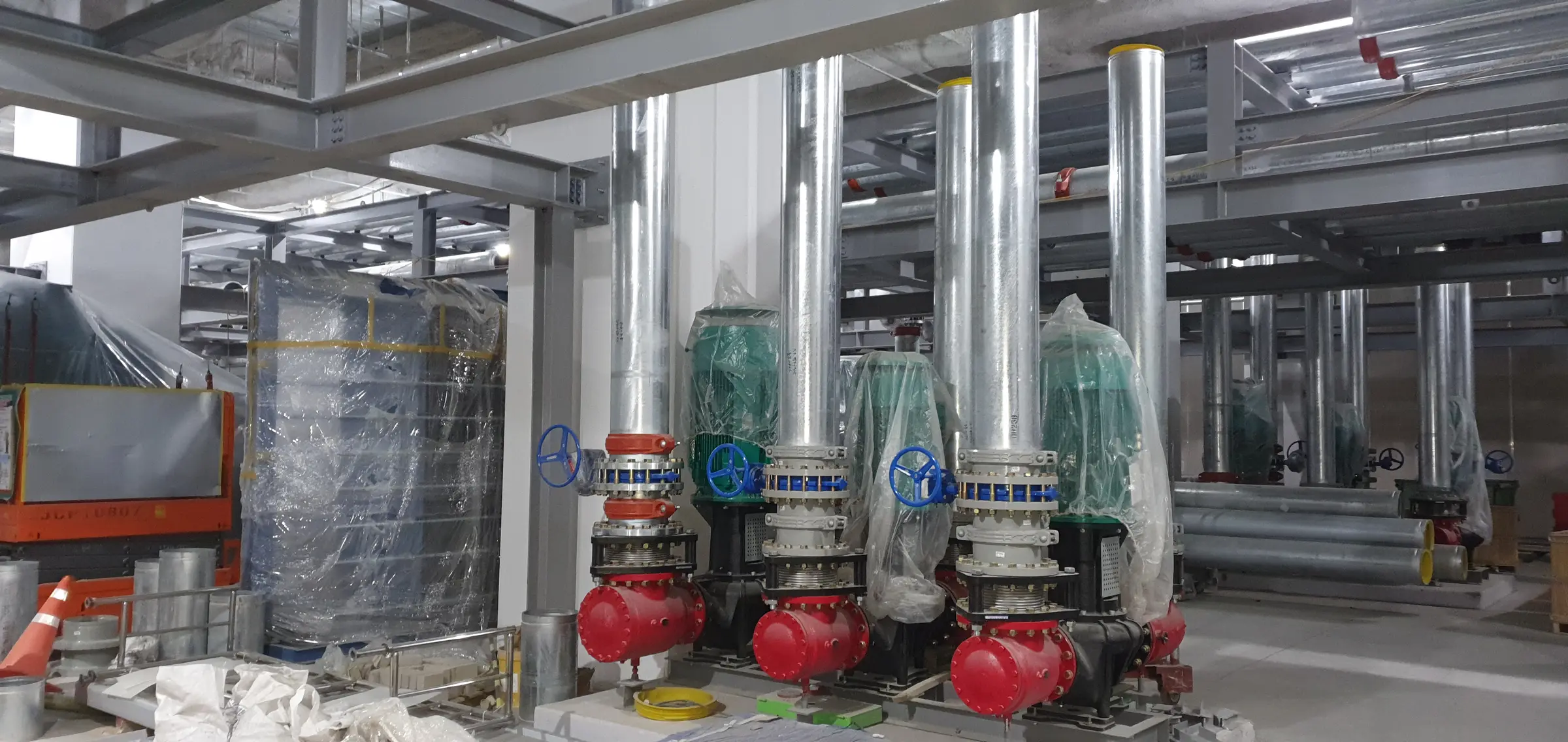 AJS FITTINGS — Piping installation around pump equipment at the Gasan data center. Grooved piping · Butt-weld fittings · Valves for steel piping
